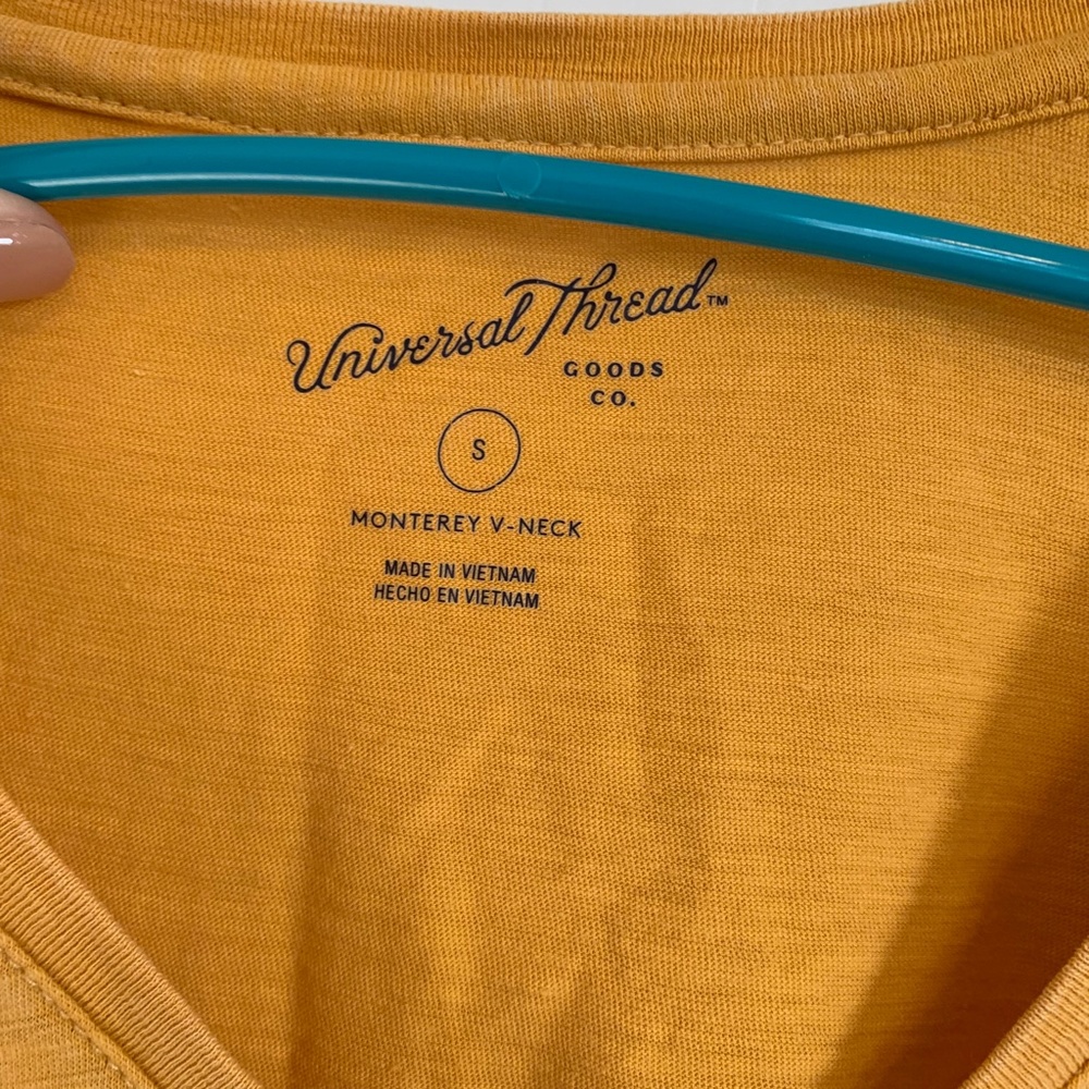 Universal Thread V-Neck Size Small - Picture 3 of 3